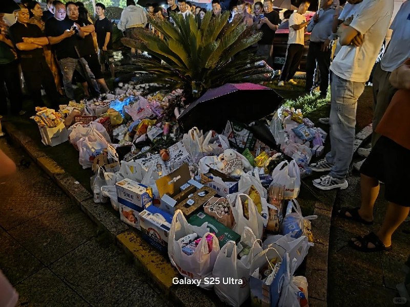 6月22日晚，大量广德民众自发前往当地医院，悼念在车祸中去世的孩子