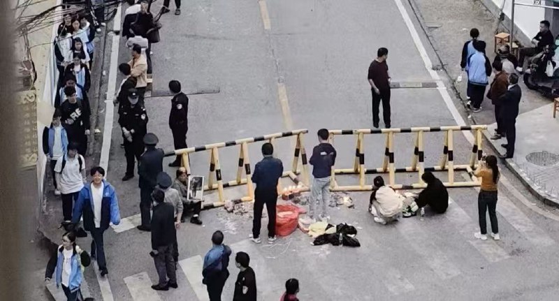 网友投稿10月22日，湖南株洲攸县三中一名男高三生从教学楼五楼跳下自杀，该学生已于10月28日死亡