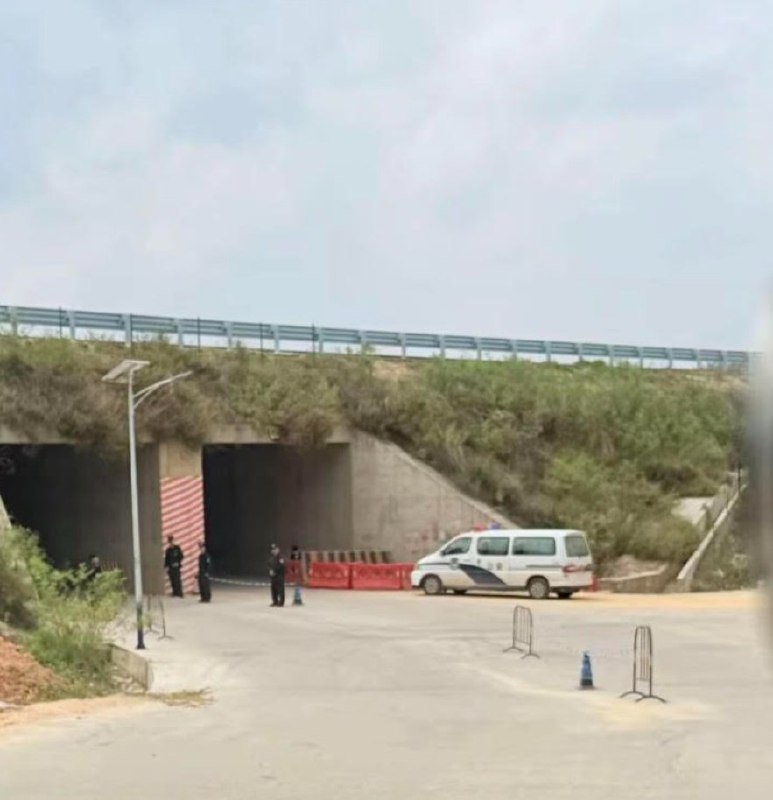 网友投稿广东信宜，旺甬村目前每个出口戒严，禁止出村