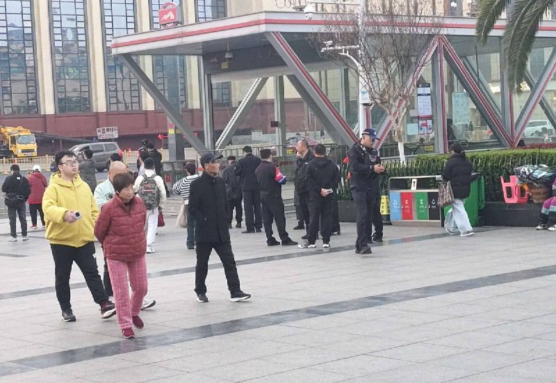 网友投稿：12月8日下午，江西南昌八一广场附近，以“国防素养大赛”为名部署了大规模警力，可以看到大片场地上遍地都是特警和便衣，游客寥寥无几