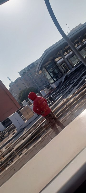 3月11日早上8:30左右，上海市闵行区浦江镇一名拆迁户在浦江线与8号线沈杜公路地铁站阻挠轨道抗议，其外套上写有“浦江镇 还我土地 还我房屋”