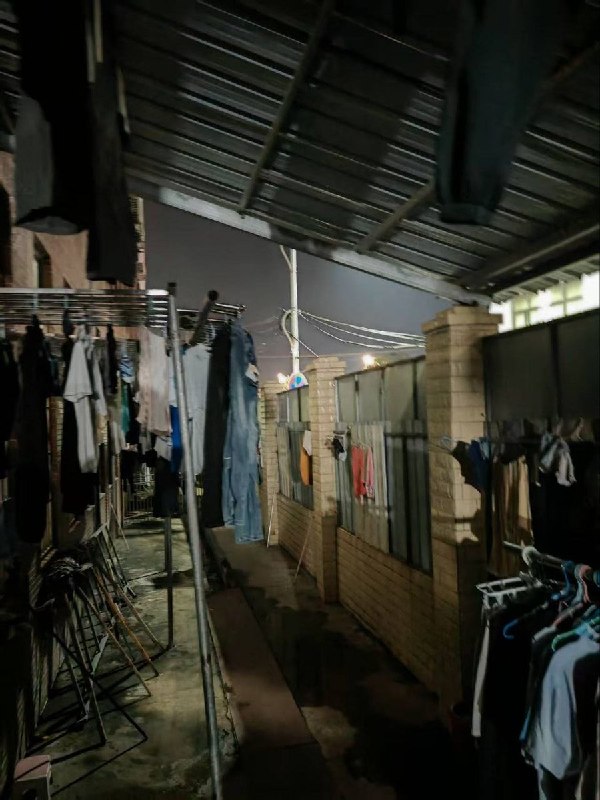 网友投稿：3月30日，广西平南县中学，有老师进入广西平南县中学宿舍巡查，拍下了宿舍的真实情况