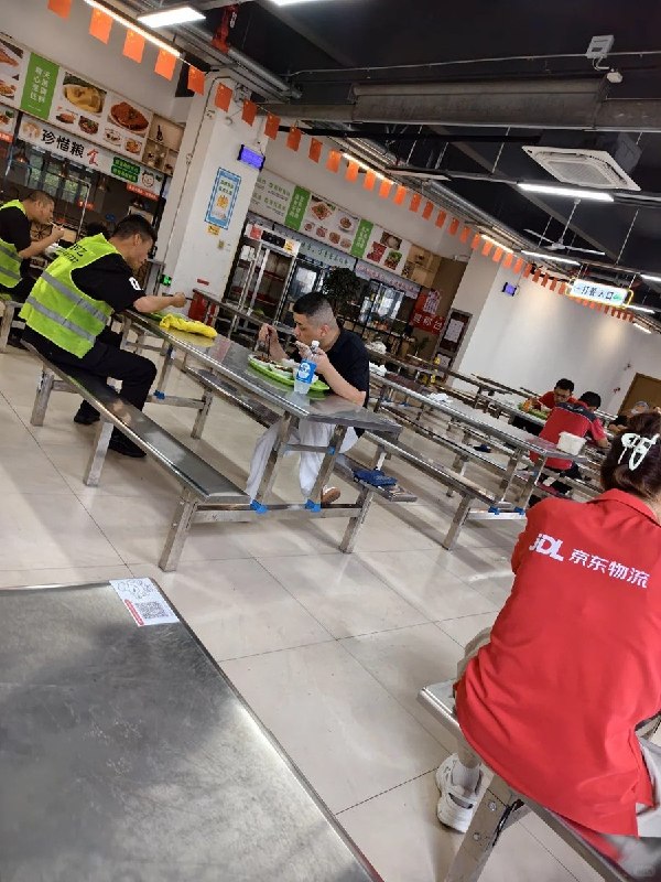 “你不是我兄弟”9月3日，一名自称曾在京东上海亚洲一号仓做暑假工的网友发帖称，仓库员工每天早7点10分集合，晚9点下班，直到下午3点半才能吃午饭，无活时也不允许坐下休息