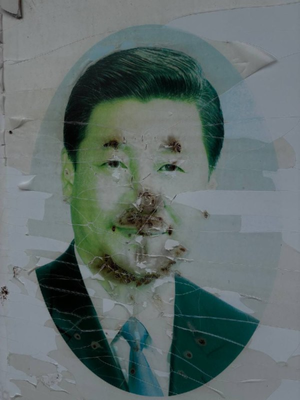 网友投稿:浙江某地村广场，习近平照片被涂鸦查看原文网友投稿:浙江某地村广场，习近平照片被涂鸦查看原文