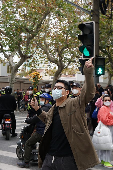 三年前乌鲁木齐中路的“鲜花哥”，发文回忆白纸运动查看原文📝 引用推文:我的白纸运动记录