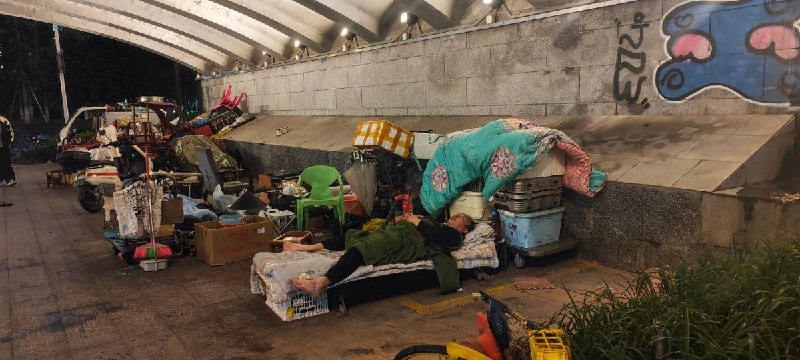 网友投稿：长沙吾悦广场附近天桥下，这座常年被评为“最具幸福感城市”的地方，不少劳动者和无家可归的流浪汉，就这么睡在简易窝棚里