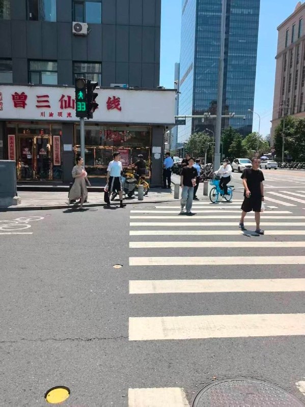 【北京中信大厦遭飞机撞击】后续:6月27日，北京中信大厦（中国尊）周边多条道路仍处于封控状态，多个路口有警力值守