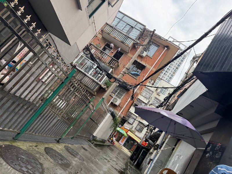 网友投稿：李克强故居边上全是便衣警察，网友一掏出手机，警察从四面八方围上来、不让拍照查看原文📝 引用推文:7月21日，有网友发现，小红书上一名用户发布了李克强生前画面，并配文：“我想，时间并不会冲淡对您的思念