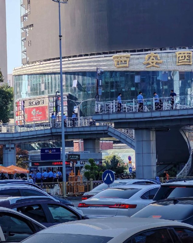7月4日，西安赛格附近，现场依然警力密集，戒备森严