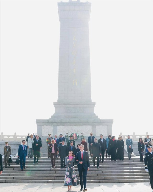 11月12日上午，西班牙国王费利佩六世前往天安门广场，向人民英雄纪念碑敬献花圈