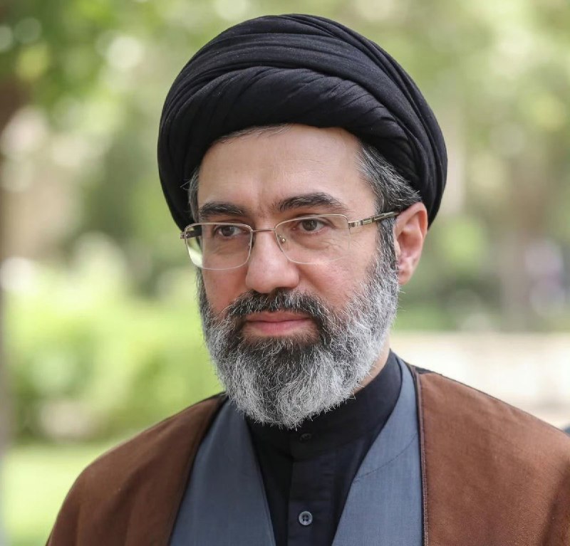 伊朗发布的新任最高领袖穆贾塔巴·哈梅内伊照片，被发现经过AI处理