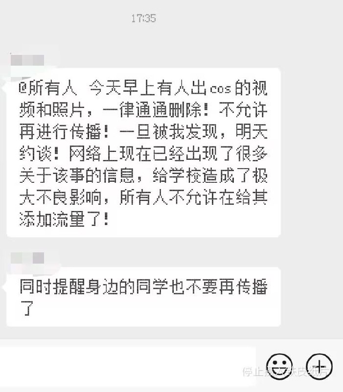 网友投稿：11月20日，福建省厦门市松柏中学举行运动会期间，一名高二男生身着cosplay服装参加1000米长跑并获得第一名