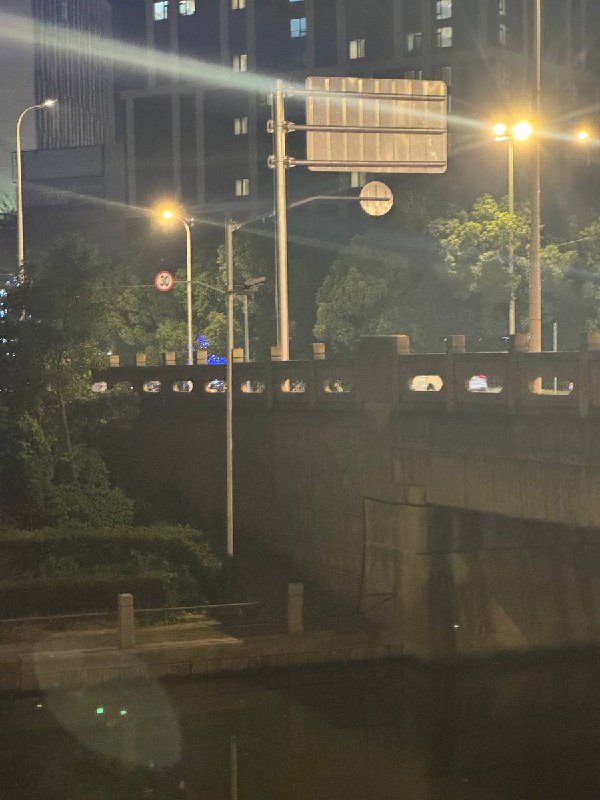 网友投稿位于上海沪松公路旁的河道处，尽管桥下最底层道路无法通行，整条河仍设满了监控设备