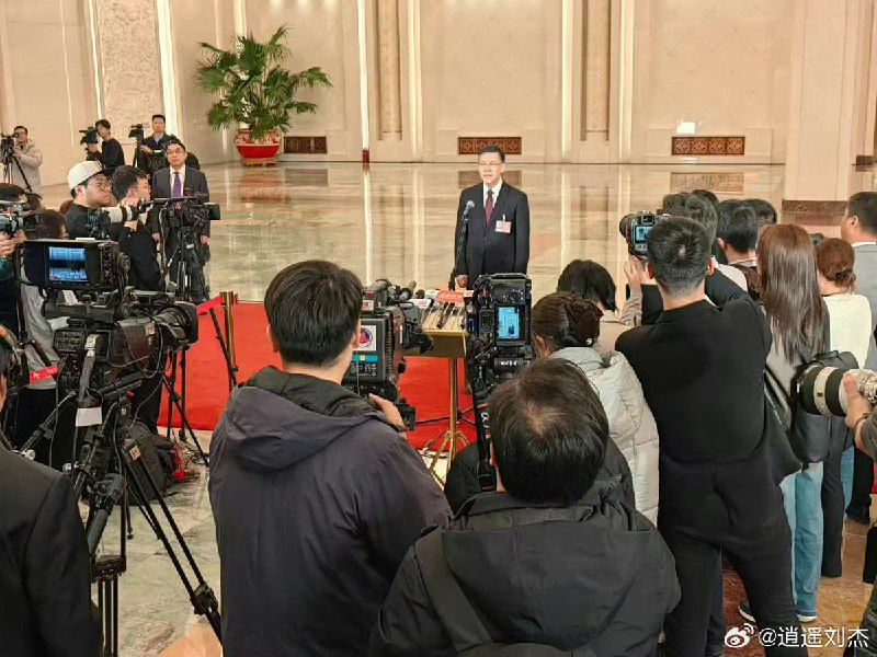 3月6日，有媒体报道称，今年两会现场成为中国智造的秀场，记者们的”长枪短炮”集体消失