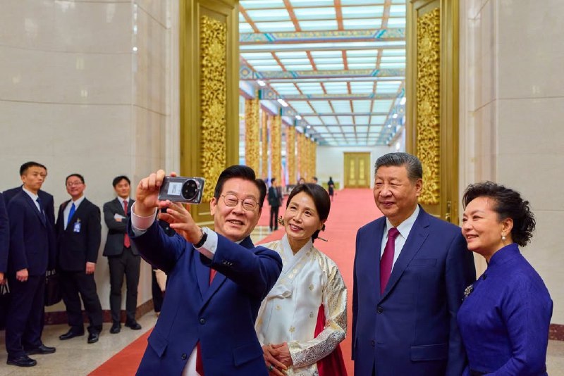 1月5日，韩国总统 李在明 用小米手机在人民大会堂和习近平夫妇合照查看原文