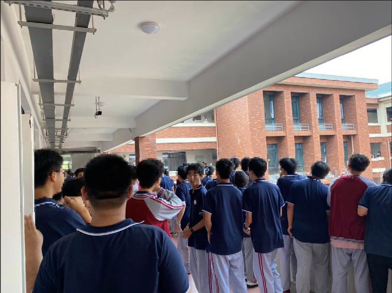 7月14日，湖南株洲市南方中学多名学生因校方迟迟未公布暑假安排，在教学楼内聚集，要求年级组给出明确答复