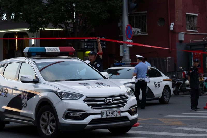 北京中国尊遭小型飞行器撞击事件后续:多家外媒称警方阻止拍摄，路透社记者在现场看到，大厦周边多条道路被警方封锁，附近有大量警车和消防车
