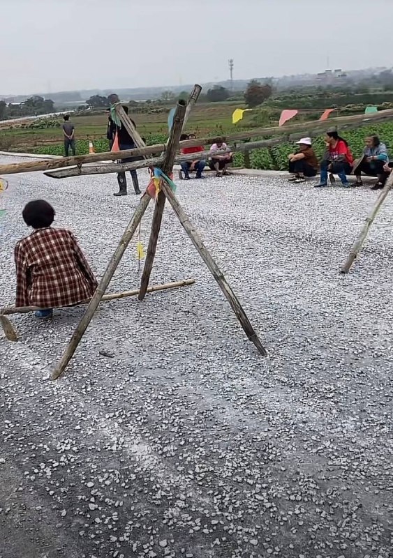 3月25日，广东信宜，大量特警进驻村庄，而村民们垒砌起路障、进行反封锁查看原文📝 引用推文:广东爆发大规模警民冲突3月17-18日，广东省信宜市