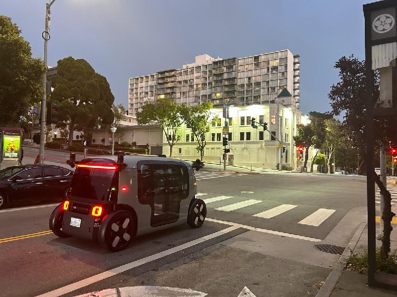 7月13日夜，中国驻旧金山总领事馆外墙出现了一幅写有“民促牌卷纸·厕所专用”的投影画面