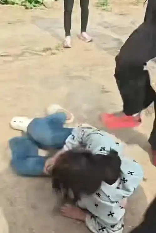 9月12日，山西晋中市榆次区北田镇，一名初一女生在赶集时遭多名学生围堵、辱骂、连续掌掴和踢踹