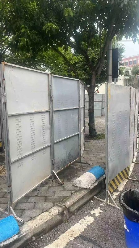 重庆“山姆打包哥”虐狗事件后续，6月11日，有网友拍摄到，涉事小区周边出现大面积围挡设施，多层围栏将小区外围区域层层围起