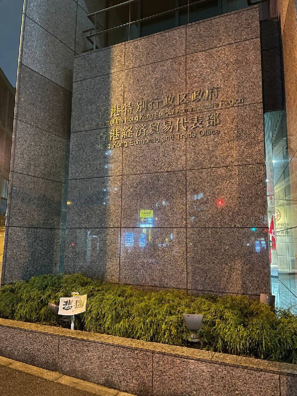 12月2日，香港大埔火灾遇难者头七，自走出地铁站的那一刻起，所有人好像都向着同一个目的地前行，前行的人跟着更前面的人，没有人会迷路