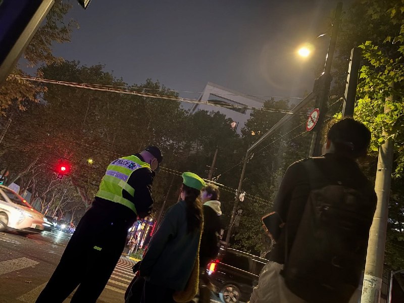 10月31日，上海巨鹿路有人装扮成马里奥，被警察拦下登记身份证、拍照，还被问是哪所学校的，甚至还被要求联系家长