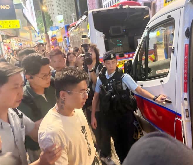 7月1日，一名香港居民在铜锣湾因身穿印有“由字及兴”字样的T恤，被便衣人员带走，文字游戏秒变文字狱