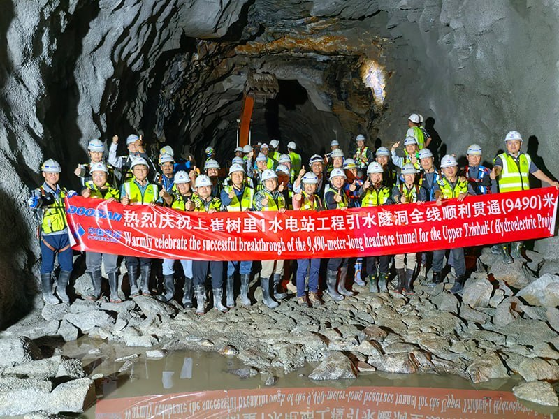 吉隆口岸附近中方援建项目沙拉公路遭泥石流摧毁，工人伤亡情况不明近日，西藏吉隆口岸附近及尼泊尔一侧发生严重泥石流灾害，尼泊尔沙夫鲁比西镇遭受重创，连接该镇与吉隆口岸的沙拉公路也遭到严重破坏