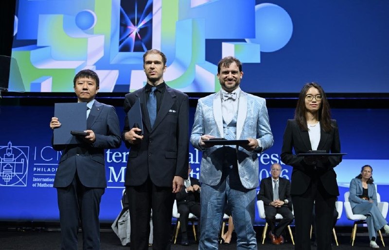7月23日，美国费城举行2026年国际数学家大会开幕式，中国籍数学家邓煜、王虹同时登台领取菲尔兹奖，成为首批获得这一国际数学界最高荣誉的中国籍学者