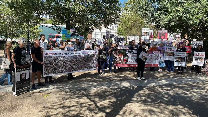 9月5日，英国伦敦，动物保护人士从海德公园游行至特拉法加广场，在国家美术馆附近为广东揭阳遭虐杀的流浪母犬“旺旺”及三只幼犬发声
