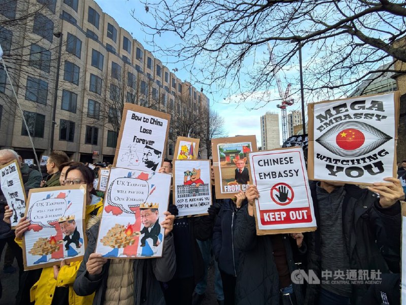 1月21日，中央社报道，中国在伦敦的巨型新使馆预定地聚集约千人抗议，现场标语批判中英政府，并示警中共构成的安全威胁