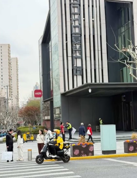 网友投稿：3月15日，上海小红书总部楼下有人举着写有“小红书爸爸，对不起我低俗”的牌子