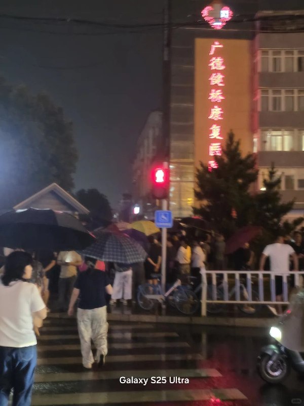 6月22日晚，大量广德民众自发前往当地医院，悼念在车祸中去世的孩子