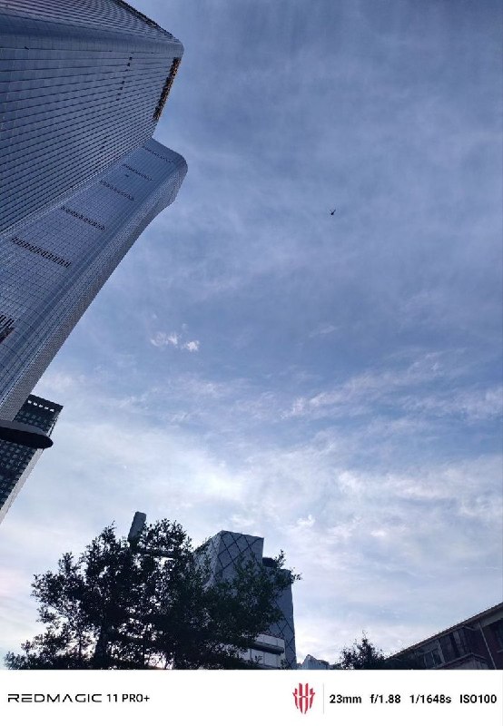 后续:有网友拍摄到中信大厦附近有反恐直升机进入空域巡视