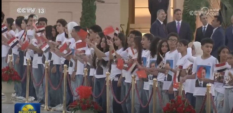 习近平访埃，机场青少年身穿习近平肖像T恤列队欢迎9月1日晚，习近平与彭丽媛抵达开罗国际机场，埃及总统塞西夫妇到场迎接