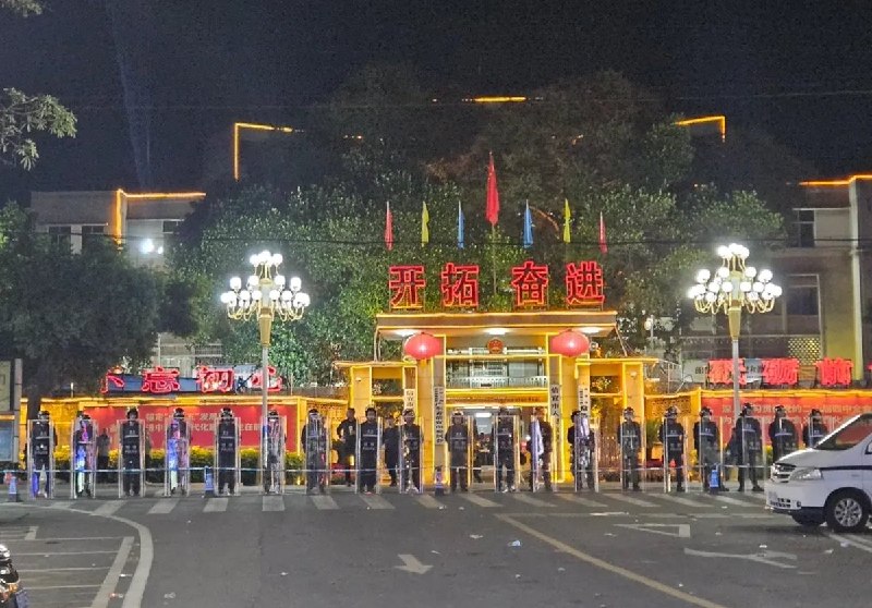 广东信宜，市政府门口