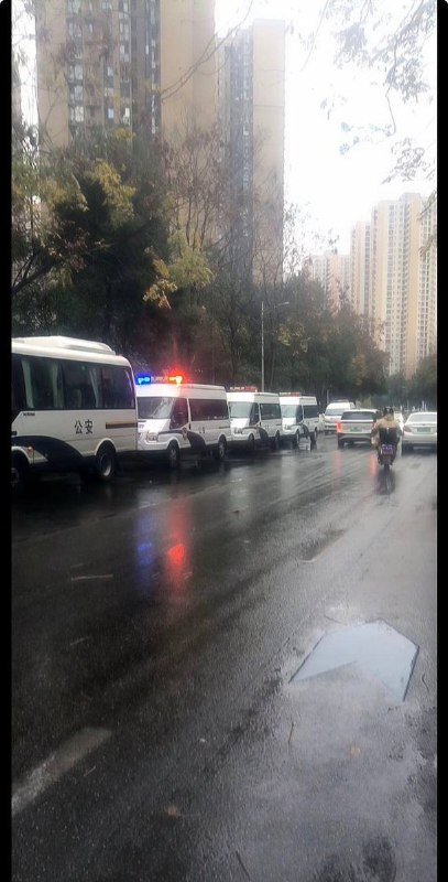 最新消息，长沙小区今天门口依旧有大量警车戒备，外卖平台中饿了么、美团均无法送餐，而京东配送仍可正常进入
