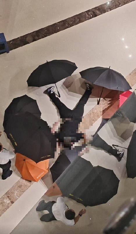 网友投稿：8月23日，山东威海威高广场，一名男子在商场高跳楼