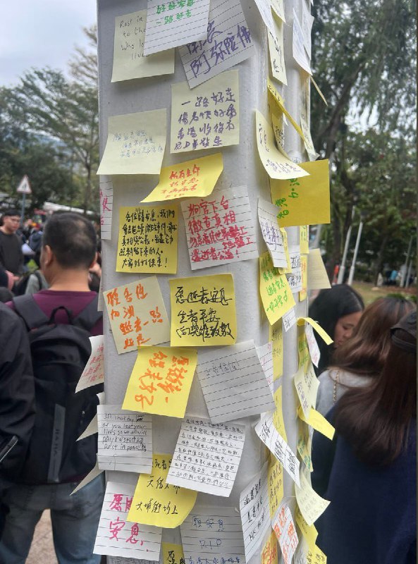 11月30日，市民在悼念死者的鲜花上贴上纸条写着“狗官下台，彻查真相……”，“需要悼念的不是竹棚，而是这个制度”