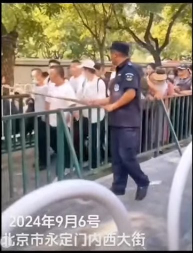 RT @Cyberxinfang: 今天的 #上访词典 词条是 找羊：指截访人员隔着围栏如狩猎一样搜索他们属地的访民