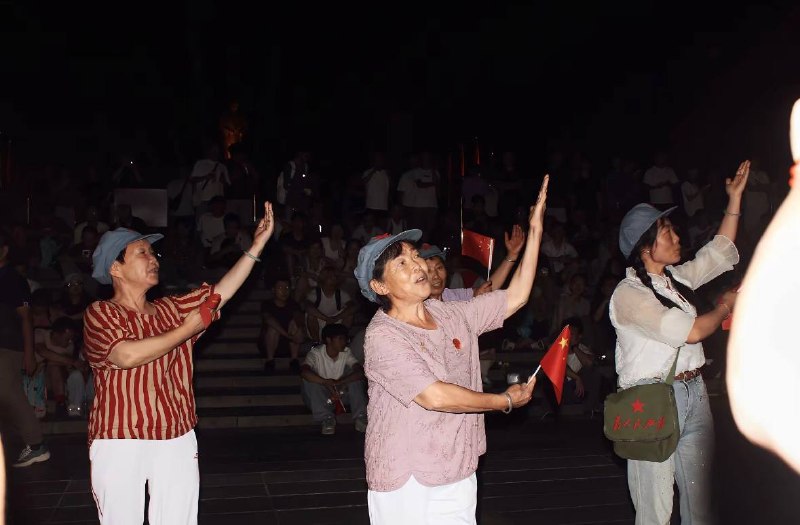 9月8日晚，大量民众聚集在湖南韶山毛泽东广场，现场唱红歌，跳忠字舞，展示标语，进行毛泽东去世50周年纪念活动