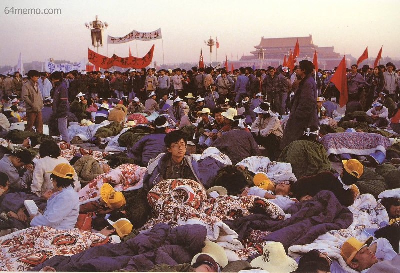 1989年，在天安门广场“躺平”的中国青年查看原文📝 引用推文:#你没看过的六四 系列图片展41989年的天安门广场，曾是一场关于自由与博爱的伟大实验