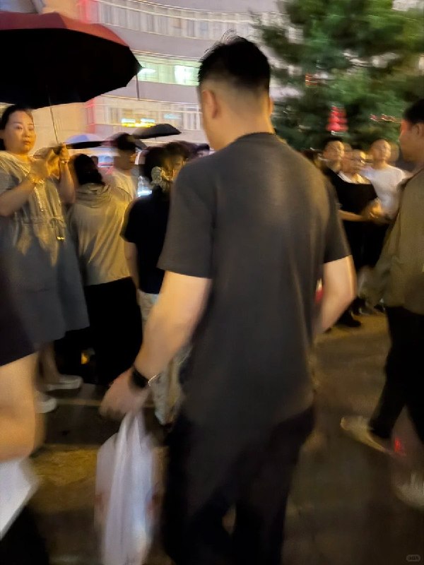 6月22日晚，大量广德民众自发前往当地医院，悼念在车祸中去世的孩子