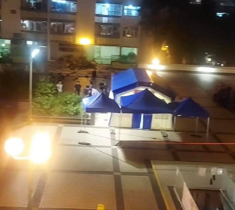 前线消防员家属控诉后勤补给被突然切断，大埔救援现场义工遭驱赶11月29日，大埔大火的救援行动持续引发关注，一名前线消防员家属透露，消防员连续奋战十多个小时，却面临食物严重短缺，甚至出现“几个人分一条能量棒充饥”的情况