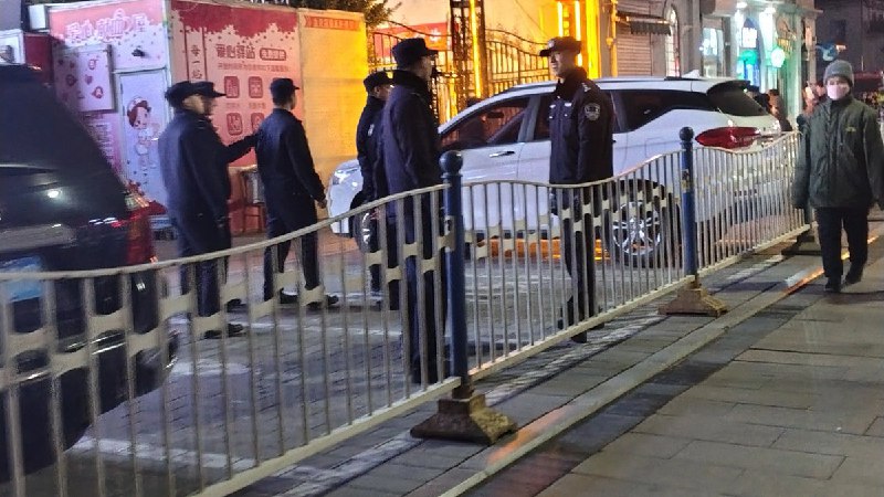 网友投稿12月25日，河北保定天主教堂现场的警察和便衣比群众还多