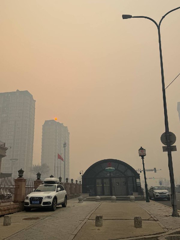 网友投稿11月22日，哈尔滨雾霾，空气质量数值爆表高达2000+，能见度非常低，太平机场不能降落