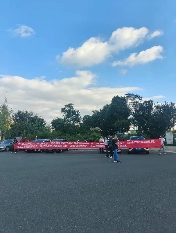10月25日，四川，水利水电第五工程局有限公司（中国水电五局A座办公楼）外有人维权